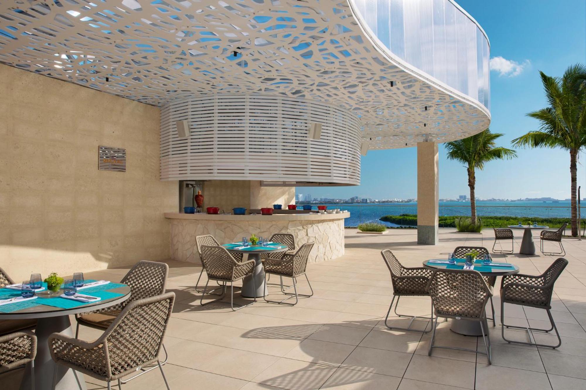 Xhale club Junior Suite upper Ocean Front King