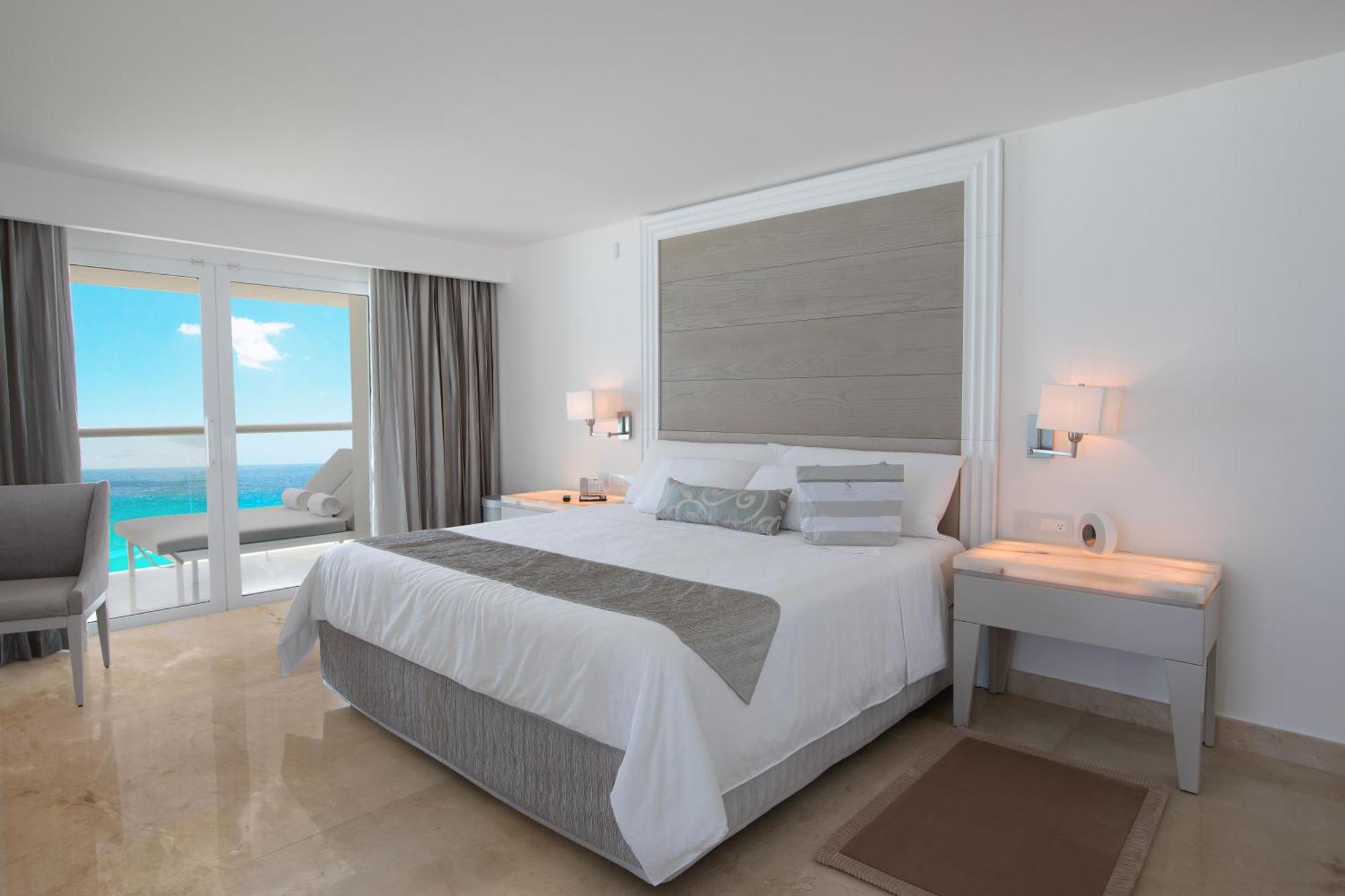 Royale Governor Suite Ocean Front King Size Bed