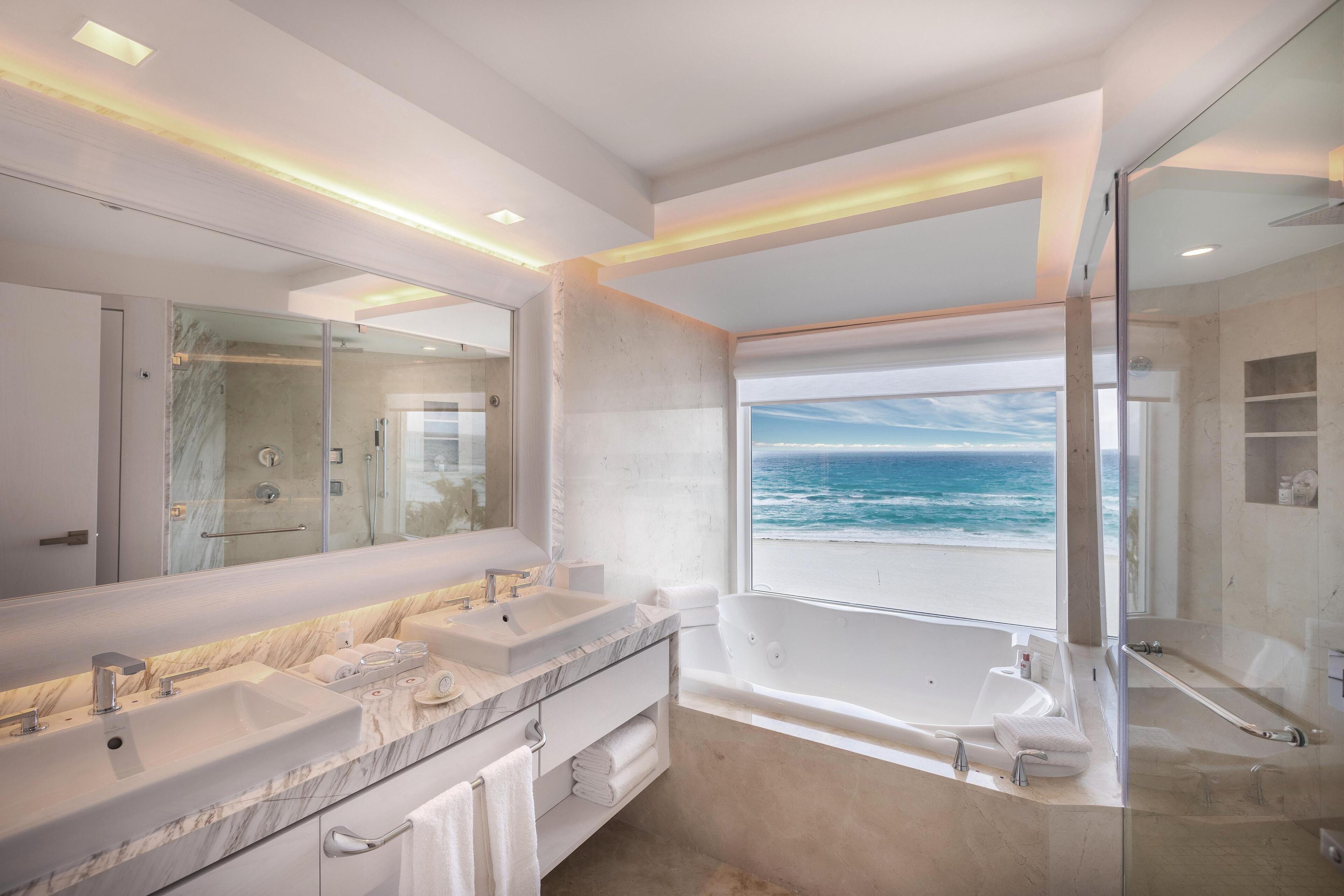 Royale Governor Suite Ocean Front King Size Bed